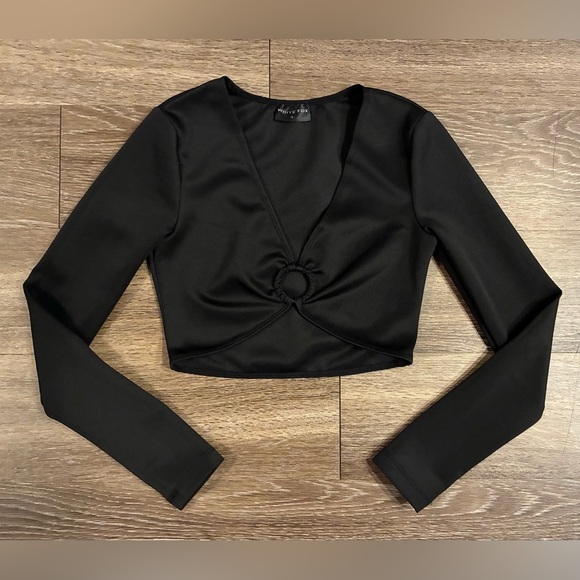 White Fox | Closing In Long Sleeve Crop Top in Black Size Small - Picture 2 of 4